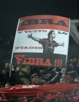 FUSSBALL SERIE A: Fans mit Plakat von Zlatan Ibrahimovic (AC Mailand)