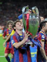 Fussball Champions League Finale 2011: Lionel Messi (Barca) jubelt mit dem POKAL