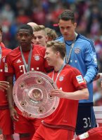 Fussball, 1. Bundesliga  Saison 13/14: Jubel FC Bayern Muenchen mit Schale