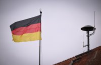 Schmuckbild: Tag der Deutschen Einheit, die Deutsche Nationalfahne weht auf dem Hirrlinger Schloss