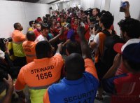 FUSSBALL WM 2014, Gruppenphase: Chile Fans stuermen das Maracana