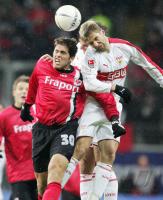 Fussball 1. Bundesliga: Frankfurt - Stuttgart, Zweikampf