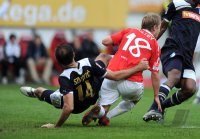 1. Fussball Bundesliga: Josip Simunic (li, TSG 1899 Hoffenheim) foult Lewis Holtby (re, 1. FSV Mainz 05) welches zur ROTEN KARTE fuehrte