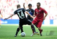 Fussball 1. Bundesliga, Saison 2011/2012:  David Jarolim (li, Hamburger SV) gegen Franck Ribery (re, FC Bayern Muenchen)