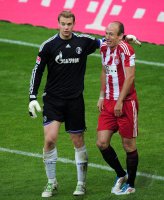 Fussball 1. Bundesliga : Torwart Manuel Neuer (li, FC Schalke 04)  mit Arjen Robben (re, FC Bayern Muenchen)