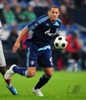FUSSBALL UEFA CUP: Schalke, JONES Einzelaktion