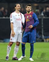 FUSSBALL INTERNATIONAL  CHL Viertelfinale 11/12: Zlatan Ibrahimovic (li, AC Mailand) mit Gerard Pique (Barca)