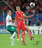 Fussball International EM 2012-Qualifikation:  Stiliyan Petrov (li, Bulgarien) gegen Goekhan INLER (re, Schweiz)