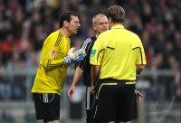 Fussball 1. Bundesliga : Torwart Raphael Schaefer (li, 1 FC Nuernberg) reklamiert den ELFMETER bei SCHIRI Thorsten Kinhoefer