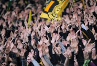Fussball 1. Bundesliga, Saison 2011/2012: BVB Fankurve mit Haenden die jubeln und klatschen