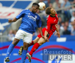 Fussball 1. Bundesliga: Schalke - Hannover, Zweikampf