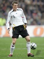 Fussball Nationalmannschaft: HUTH Einzelaktion am Ball