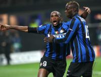 FUSSBALL  International CHL 09/10  : Samuel Eto'o , Eto  mit Mario Barwuah Balotelli (Inter)