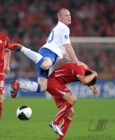 Fussball International EM 2012-Qualifikation: Wayne ROONEY (li, England) gegen Stephan LICHTSTEINER (re, Schweiz)