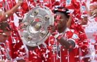 Fussball, 1. Bundesliga  Saison 16/17: Jubel FC Bayern Muenchen mit Schale