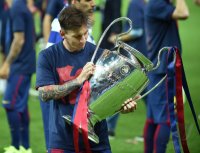 Fussball Champions League Finale 2015: JUBEL Lionel Messi (Barca) mit CHL Pokal