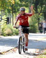 Fussball 1. Bundesliga: Die Mannschaft des FCB macht eine Fahrrad Tour mit dem Mountainbike