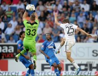 Fussball 1. Bundesliga : Tom Starke (li, TSG 1899 Hoffenheim) gegen Thomas Mueller (FC Bayern Muenchen)