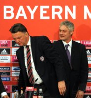 Fussball 1. Bundesliga : Trainer Louis van Gaal (li, FC Bayern Muenchen) mit Trainer Armin Veh (re, Hamburger SV)
