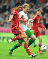 Fussball 1. Bundesliga, Saison 2011/2012:  Mario Gomez (li, FC Bayern Muenchen) gegen Andreas Wolf (SV Werder Bremen)