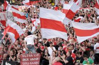 Fussball 1. Bundesliga 10/11:   FANKURVE Stuttgart mit Fahnen mit dem Redensfuehrer mit Megaphone