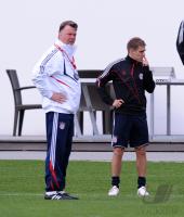 Fussball 1. Bundesliga: Trainer Louis van Gaal, Philipp Lahm  (v. li., FCB)