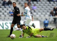2. Fussball Bundesliga: Baldassare di Gregorio (li, Arminia Bielefeld) gegen Benjamin Lauth (re, 1860 Muenchen) gegen Dennis Eilhoff (unten, Arminia Bielefeld)