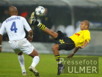 Fussball CL: Dortmund - Auxerre, Zweikampf