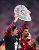 Fussball 1. Bundesliga Saison 21/22: JUBEL FC Bayern Muenchen feiert die 32. Meisterschaft