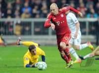 Fussball CHL  Saison 2011/2012:  Torwart Yann Sommer (li, FC Basel) gegen Arjen Robben (FC Bayern Muenchen)