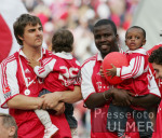 Fussball 1. Bundesliga  FC Bayern Muenchen bekommt die Meisterschale