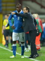 Fussball International WM Qualifikation 2014:  Mario Balotelli und Trainer Cesare Prandelli (v. li., Italien)