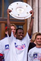 Fussball: Sammy Kuffour jubelt  mit Meisterschale