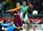 Fussball 1. Bundesliga: Bremen - Kaiserslautern, Zweikampf