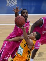 Basketball 1. Bundesliga 13/14:  Walter Tigers Tuebingen - Telekom Baskets Bonn