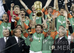 DFB Pokal Finale: Bremen - Aachen, Jubel mit Pokal