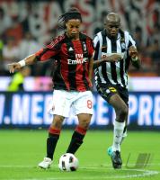 FUSSBALL SERIE A: Ronaldinho  (li, Milan) gegen Mohamed Sissoko (re, Juve)