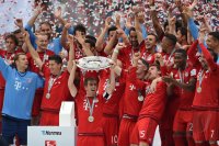 Fussball, 1. Bundesliga  Saison 13/14: Jubel FC Bayern Muenchen mit Schale