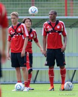 Fussball 1. Bundesliga: Nils Petersen, Takashi Usami, Jerome Boateng (v. li., FC Bayern Muenchen)