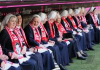 FUSSBALL 1. BUNDESLIGA:  Ordensschwestern der Kongregation der Barmherzigen Schwestern