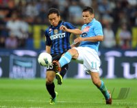FUSSBALL SERIE A:  Yuto Nagatomo (li, Inter Mailand) gegen  Maggio Christian (SSC Neapel)