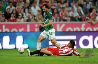 Fussball 1. Bundesliga &Atilde;Saison 2010/2011: Hugo Almeida (li, SV Werder Bremen) gegen Martin Demichelis (re, FC Bayern Muenchen)