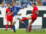 Fussball 1. Bundesliga: Schalke - Hannover, Zweikampf