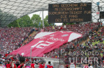 FUSSBALL  1. Liga FCB Fans mit Riesentrikots