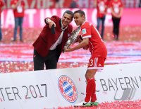 Fussball, 1. Bundesliga  Saison 16/17: Jubel FC Bayern Muenchen mit Schale