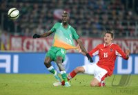 Fussball International:  TOR zum 0:3 durch Lacina Traore (li, Elfenbeinkueste) gegen Sebastian Proedl (Oesterreich)