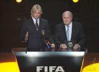Fussball International  FIFA Ballon d Or 2011: Simone Farina (AS Gubbio 1910) und FIFA Praesident Joseph S. Blatter (Schweiz)