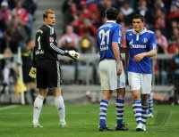 Fussball 1. Bundesliga : Enttaeuschung Torwart Manuel Neuer,  Christoph Metzelder, Kyriakos Papadopoulos (v. li., FC Schalke 04)