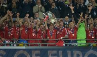 Fussball Champions League Finale 2013:  JUBEL FC Bayern Muenchen mit Pokal