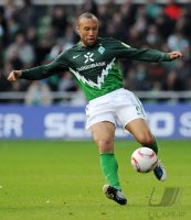 Fussball: 1. Bundesliga Saison 2010/2011: Bremen, SILVESTRE am Ball